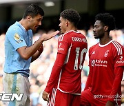 '로드리 목조르는 행동→퇴장' 맨시티, 수적 열세 속 노팅엄 2-0 제압... 6연승+리그 1위 질주