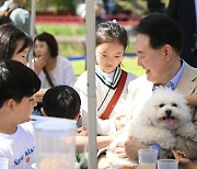 尹 부부, 반려견과 용산어린이정원 팔도장터 방문···추석 소비 진작