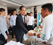 항저우 아시안게임 선수촌 방문한 한덕수 총리