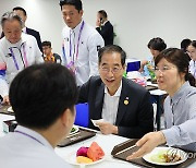 한총리, 항저우서 韓선수단 격려…강원동계유스올림픽 홍보도