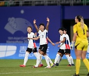 '손화연 해트트릭' 女 축구, 필리핀에 5-1 대승...8강 진출 확정