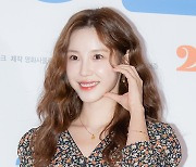 [포토] 전효성, '꽃무늬 원피스 입고 영화관 나들이'