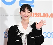 [MD포토] 강지영, '상큼 손인사'