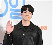 [MD포토] 김민규, '손인사에 훈훈함 가득'