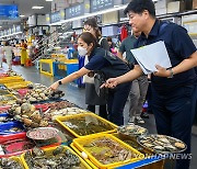 일본 원전 오염수 방류 한 달…부산 바닷물·수산물 '안전'