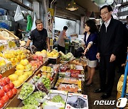 추석 앞두고 전통시장 찾은 방문규 산업통상자원부 장관