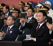 윤 대통령 부부, 국군의 날 기념식 참석