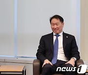 최태원 회장 만난 방문규 신임 산업부 장관