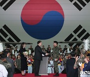 국군의 날 기념품 전달하는 윤 대통령