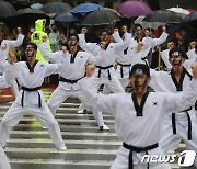 힘차게 기합넣는 국군 태권도 시범단