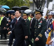 軍과 비 맞으며 행진한 尹 "국민들, 안보에 확고한 믿음"