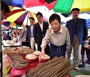 [여적] 박근혜의 ‘외출’