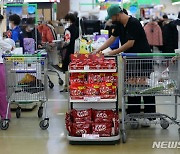 두 달 연속 하락한 소비자심리지수 '비관적’ 전환