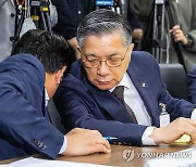 공공주택사업 본부장과 대화하는 이한준 LH 사장