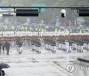 시가행진하는 사관학교 생도들