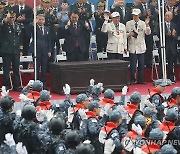 윤석열 대통령, 시가행진 장병들에게 엄지척