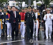윤석열 대통령, 국군의날 '국민과 함께 하는 행진'으로 진행