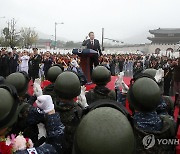 장병들과 함께 파이팅하는 윤석열 대통령