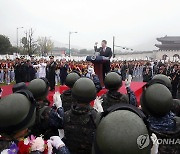 장병들과 함께 파이팅하는 윤석열 대통령