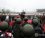 윤석열 대통령, 장병들과 함께 파이팅