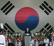 국군의날 기념식 참여자 격려하는 윤석열 대통령