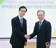 최진식 중견기업연합회장과 만난 방문규 장관