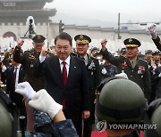 윤석열 대통령, 장병들과 함께 파이팅