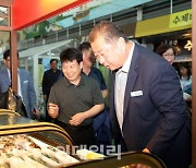 [포토]김경일 파주시장, 명절 앞두고 전통시장 찾아 생활경제 살펴