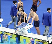 아쉬워하는 대한민국 혼성 혼계영 400ｍ 대표팀