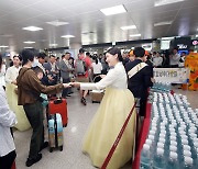 귀성객에 내외국인 관광객 겹친 제주공항 "명절 분위기 한껏"