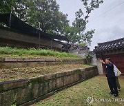 보수 중인 창덕궁 인정전 화계 담장 점검하는 최응천 문화재청장