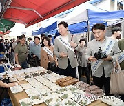 전통시장서 장보기 행사 나선 김진태 도지사와 원강수 원주시장