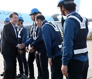 연휴 첫날 인천공항 찾은 尹 "수출 역군 만나 뜻깊다"