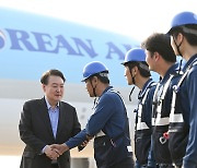 尹대통령, 인천공항 화물터미널 근로자 격려... “여러분 있어 나라 경제 돌아가”