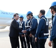 윤석열 “수출 역군들 만나 뜻깊게 생각”····인천국제공항 화물 터미널 노동자들 만나