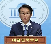 민주당 "신원식, 아스팔트 우파 집회 어울려…지명 철회해야"