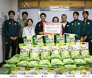 강원FC, 독거노인 위해 쌀 1000kg 전달... 윤정환 감독 및 선수들도 배식 봉사