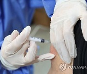 희망 대신 부작용만 초래…"코로나 백신, 마법은 없었다"