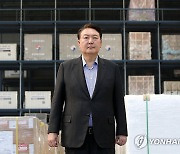 윤석열 대통령, 인천공항 화물터미널 수출현장 방문