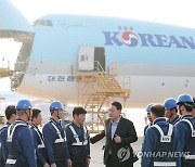 윤 대통령, 인천공항 화물터미널 찾아 "수출 역군들 만나 뜻깊어"