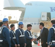 윤 대통령, 인천공항 화물터미널 찾아 "수출 역군들 만나 뜻깊어"