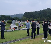 [르포]추석 맞아 대전현충원에 참배 행렬…'홍범도' 묘역 북적