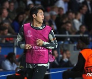 이강인, 음바페와 나란히 PSG 수트 모델로…3년간 착용