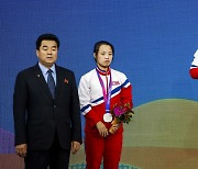 북한 김일국 체육상과 기념촬영하는 강현경-리수연