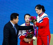 북한 김일국 체육상에게 금메달 전달하는 강현경