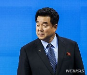 역도 여자 55kg급 시상자로 나선 북한 김일국 체육상