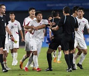 북한 남자축구, 8강서 일본에 탈락...종료 후 심판 위협 논란