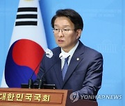 민주, 국군의날에 "군 뿌리 흔들고, 장병안전 위협...단호히 맞설 것"