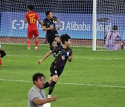 한국 남자축구, 중국 꺾고 4강 진출…5만 “자여우” 함성 잠재웠다