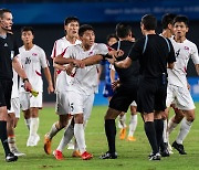 축구 8강 일본에 패한 北…심판 밀치며 격렬 항의하기도